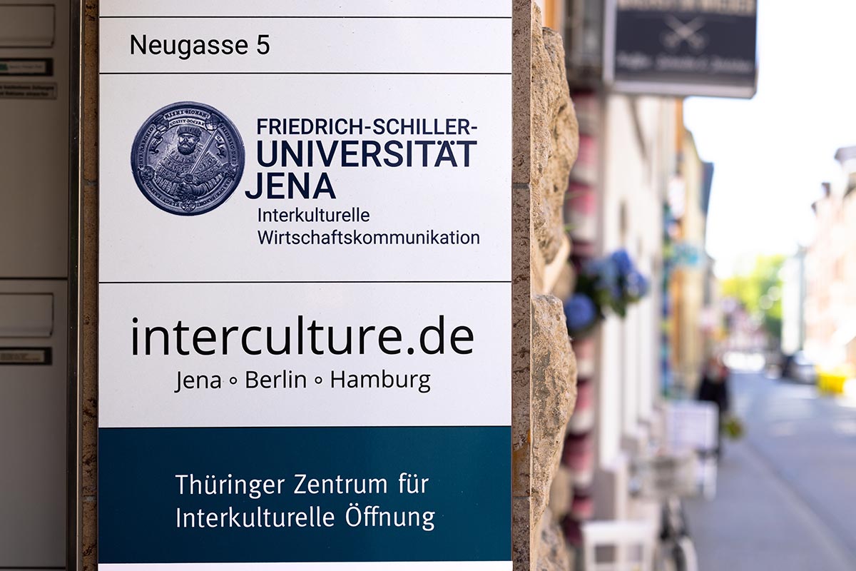 Eingangsschild in Jena von interculture.de e.V.