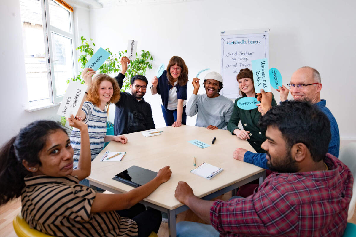 Gruppe mit Karten an Tisch Gruppe mit Karten an Tisch