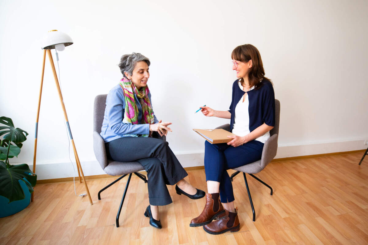 Zwei Personen im Coaching Nahaufnahme Zwei Personen im Coaching Nahaufnahme