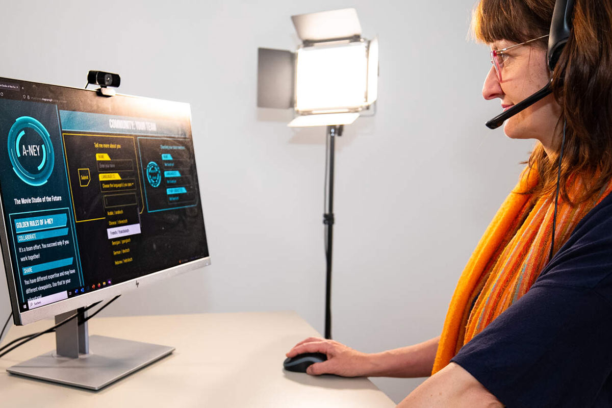 Person mit Headset im Virtual Escape Room Person mit Headset im Virtual Escape Room